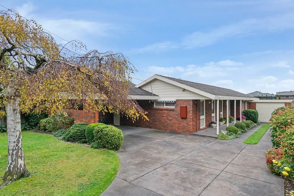 Mount Waverley 4房 MWSC区宁静社区 654㎡景观花园 宽敞门厅 四卧套间 主卧套卫 双车位巨车库 Family home in MWSC Zone
