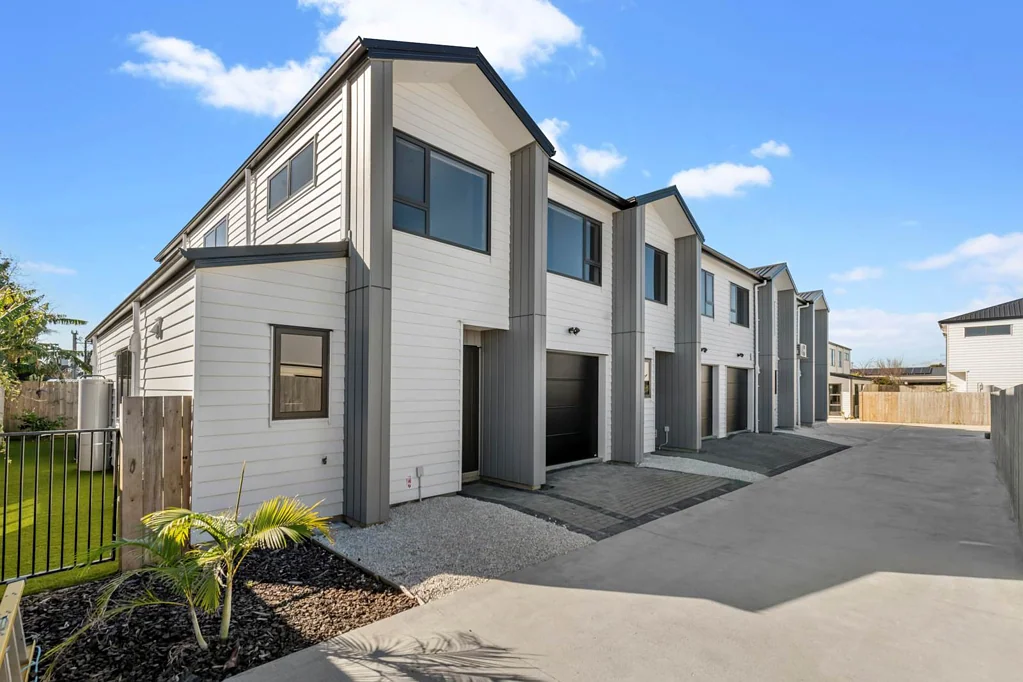Papatoetoe 4Moenga Spacious 4-Bedroom End-Townhouse with Dual Living!