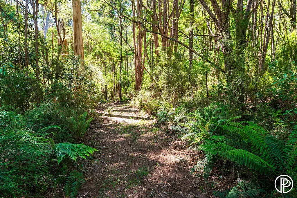 Warburton A SANCTUARY OF SOLITUDE ON OVER 17 ACRES IN 'OLD WARBURTON'