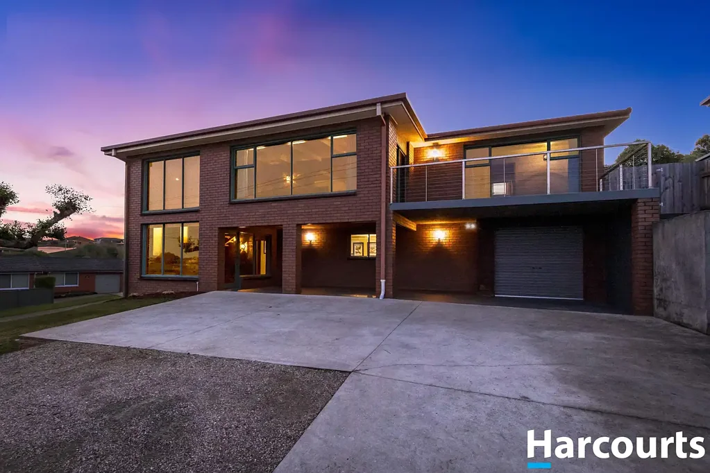 Devonport 4ਬੈੱਡਰੂਮ Expansive Family Home with Stunning Views & Endless Potential