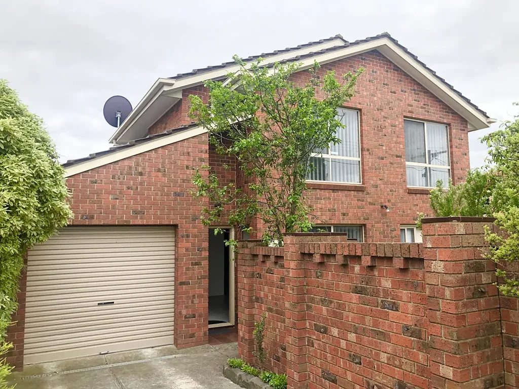 NEAT AND SPACIOUS TOWNHOUSE IN GREAT LOCATION