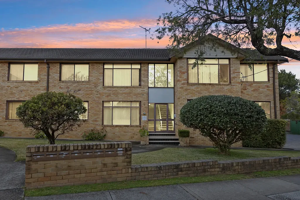 Narwee 2房 坚固全砖结构 光线充足起居 宜人氛围 主卧带柜 浴室维护佳 靠近Narwee站 购物中心近 Bright and Inviting Home with Everyday Convenience