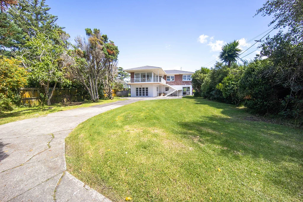 New Lynn 5房 1085m²地块+MHU分区！坚固自住+收入型物业，步行至购物中心/火车站/公交路线！ Solid Income of $1,330/w - 1,085m² MHU