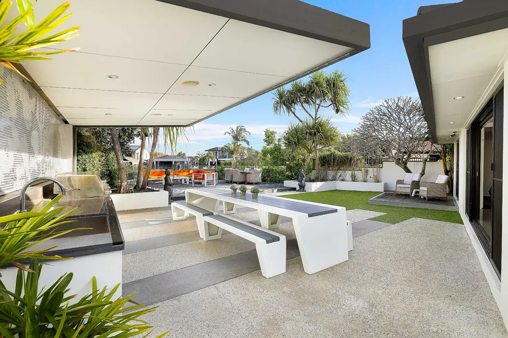 Bundall 3 Bedroom Sleek Waterfront Entertainer Close to Main River