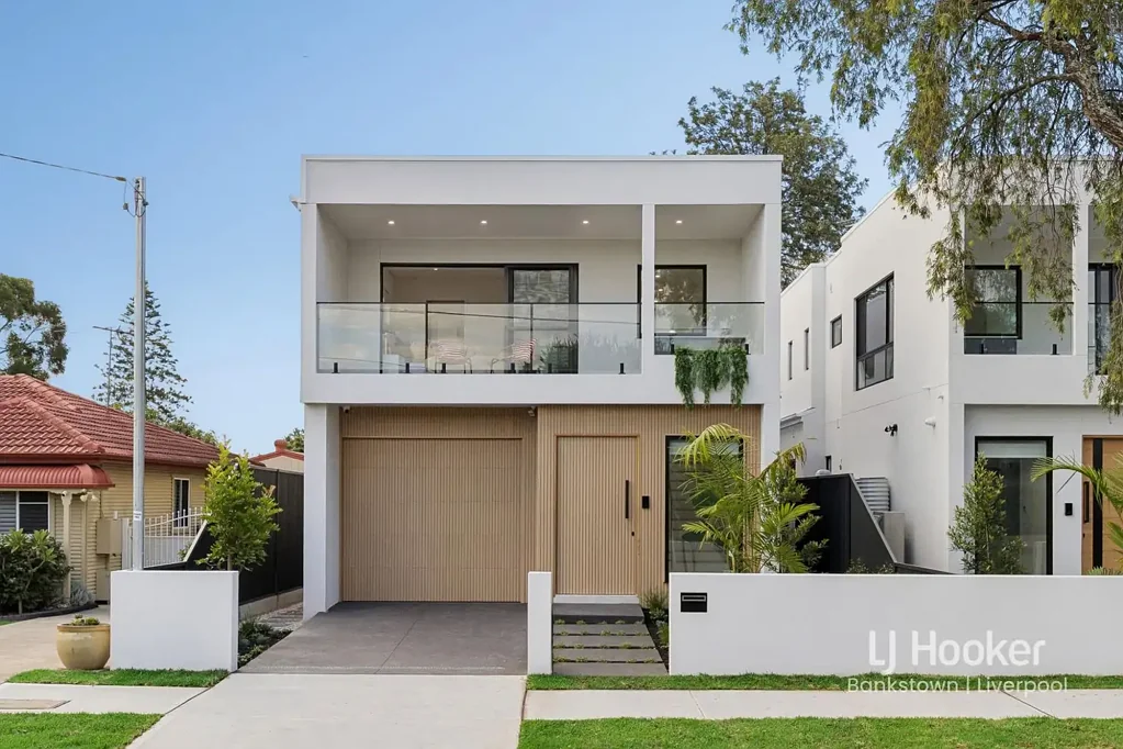 Moorebank 5chambre Architecturally Designed Luxury Home with Resort-Style Pool & Alfresco Living