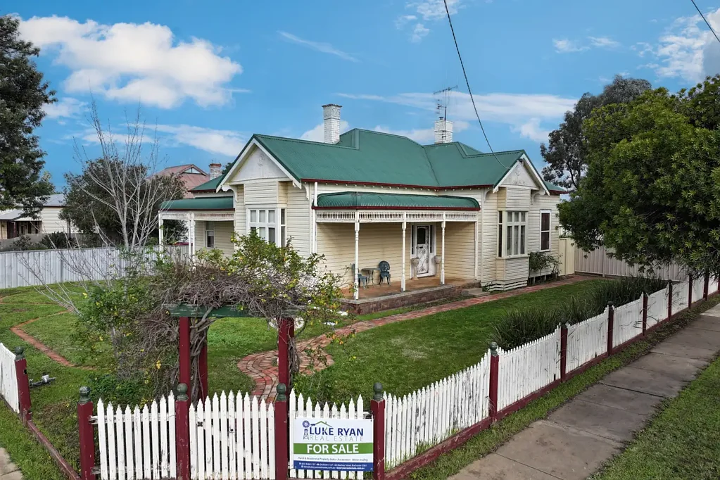 Rochester 4બેડરૂમ PERIOD HOME ON CORNER ALLOTMENT
