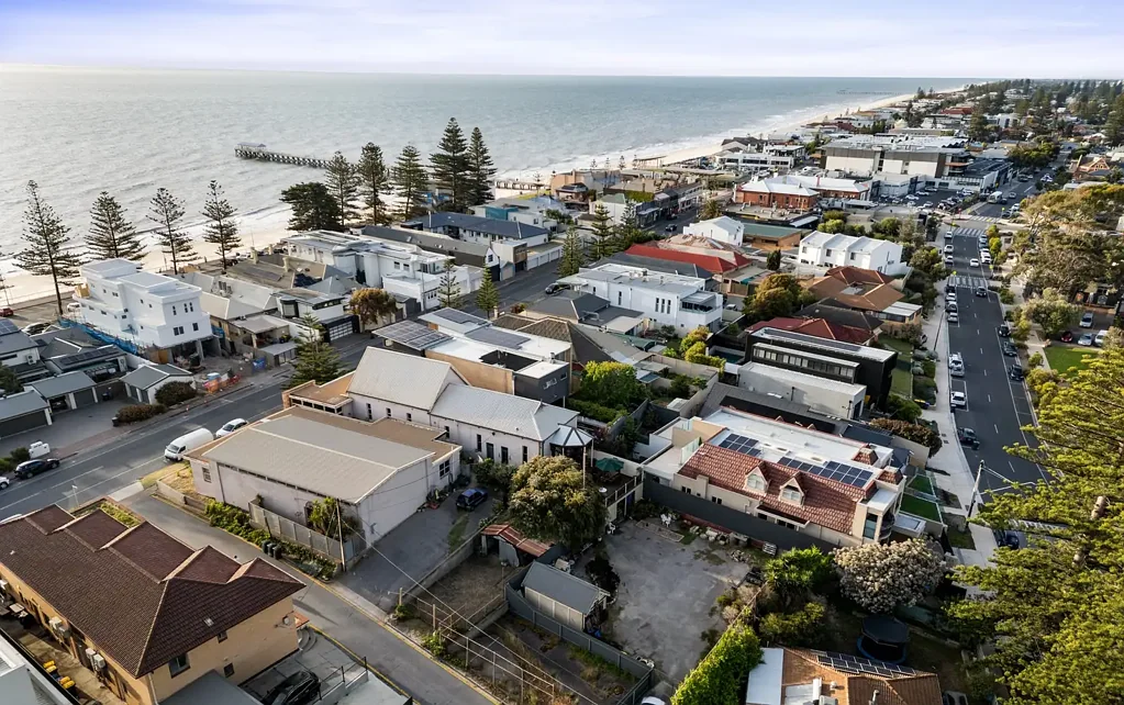 Henley Beach 3 Slaapkamer Developers, investors and family home buyers pay attention - Exclusive off market opportunity!