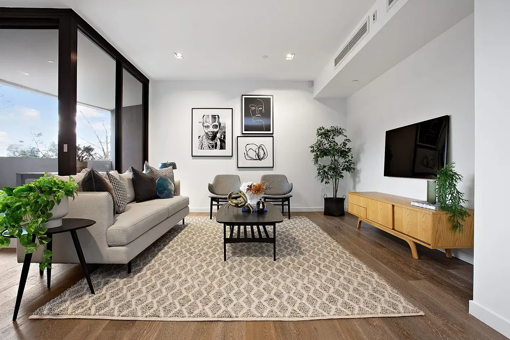 South Yarra 3房 雅拉河景 朝西北向 法式橡木地板 高挑天花板 精美厨房 卡拉拉大理石 主卧步入式衣帽间 独立浴缸 安全对讲门 步行商圈 Luxury low rise apartment in South Yarra!