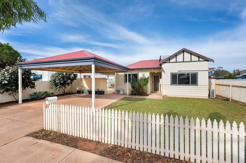 Kalgoorlie 3Habitaciones Well-Maintained & Move-In-Ready, Three-bedroom Home That's Located In A Sought-After Kalgoorlie Location!