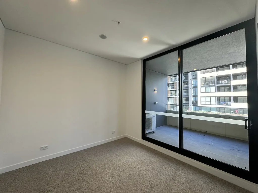 Nearly new 1 large bedroom apartment plus 1 small bed or study