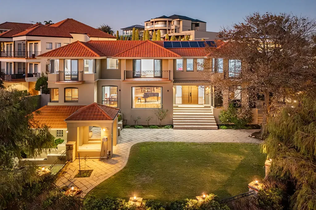 South Perth 5房  Commanding Swan River Vistas from a Prestigious Elevated Corner Reserve!