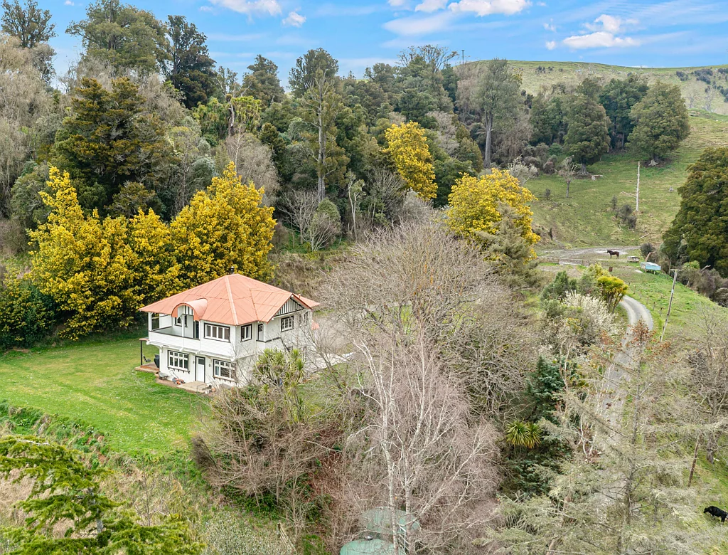 Taihape and Surrounds  Lifestyle with two storey homestead