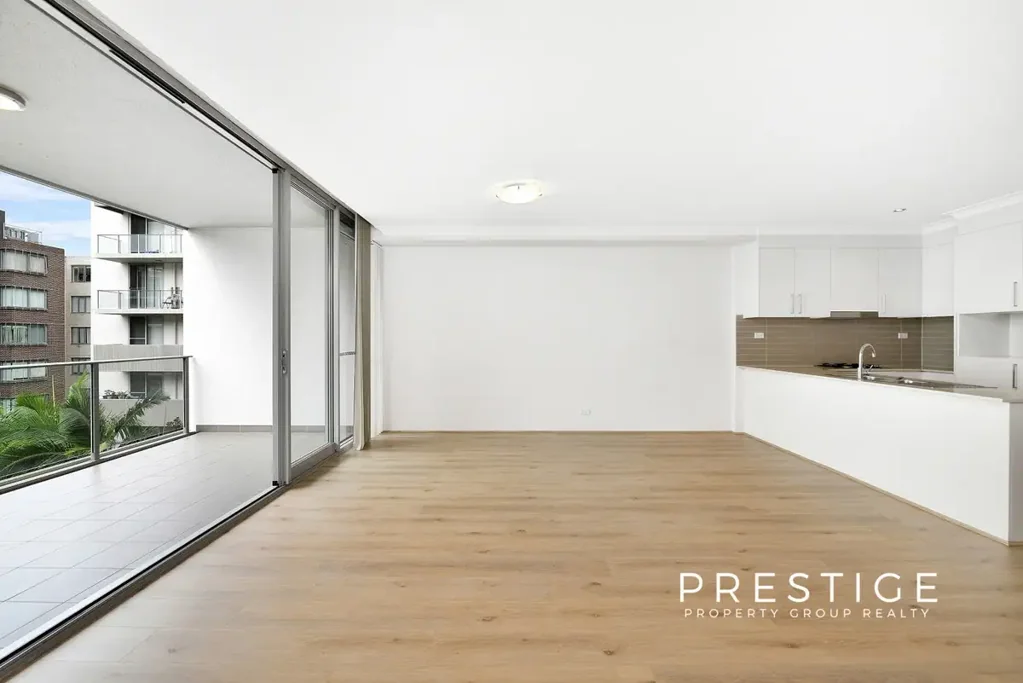 DUAL LEVEL APARTMENT IN RESORT STYLE COMPLEX!