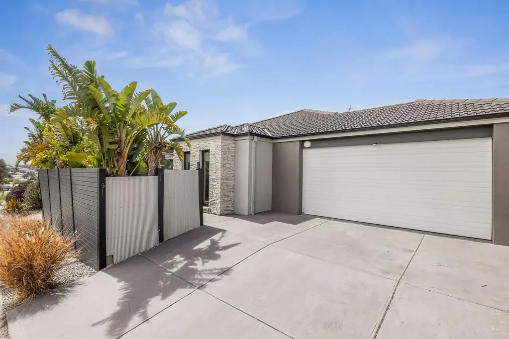 Torquay 4房  A SPACIOUS FAMILY HOME DESIGNED FOR LIVING & ENTERTAINING