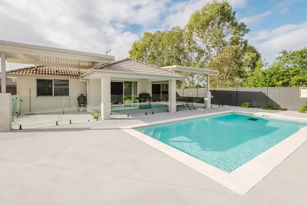 Burpengary 4房 超大户型家庭住宅 - 带泳池 Oversized Family Home - With a Pool