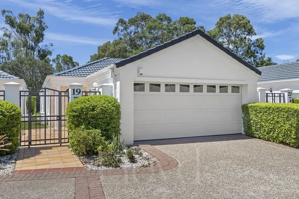 Benowa 3房  Tranquil Single-Level Living in the Tightly Held "La Fontaine"
