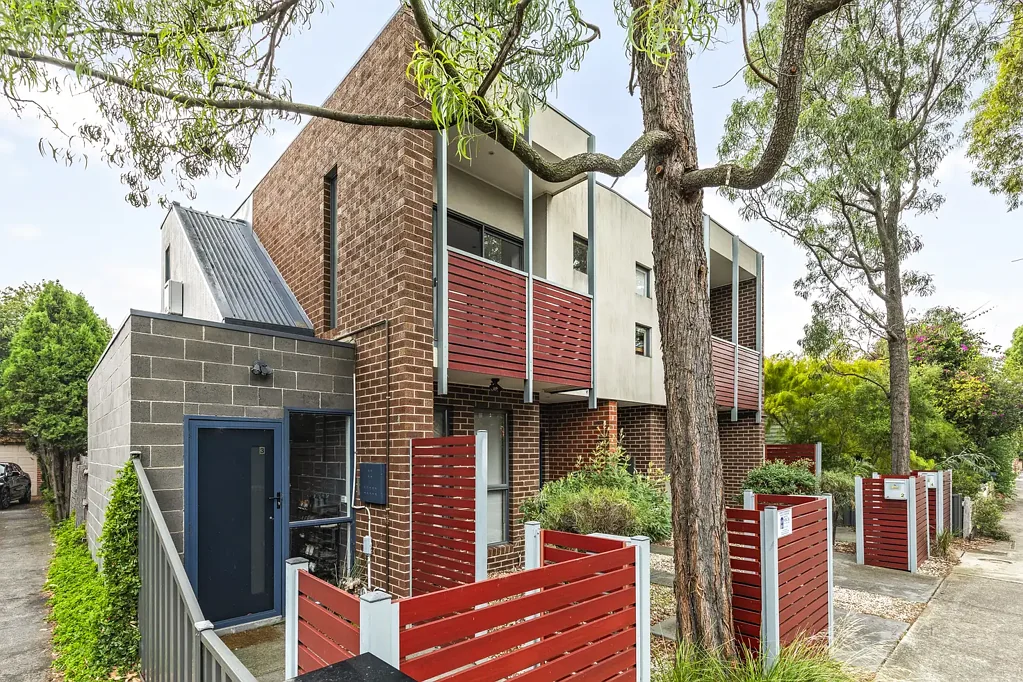 Brunswick East 2房 精品楼顶公寓 朝北采光极佳 开放式生活空间 私人阳台 安全入口 宽敞卧室 岛台厨房 市中心便捷宁静社区 Boutique Feel With Tranquility Added