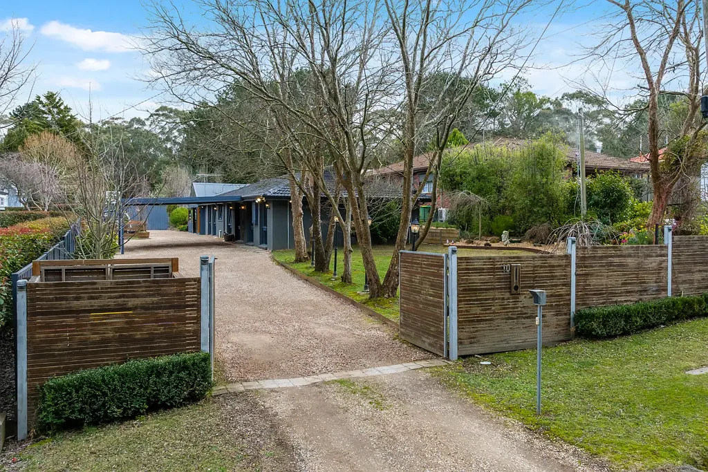 Mount Macedon 4房  Family Living with Space, Style & Versatility PLUS Self Contained Cottage