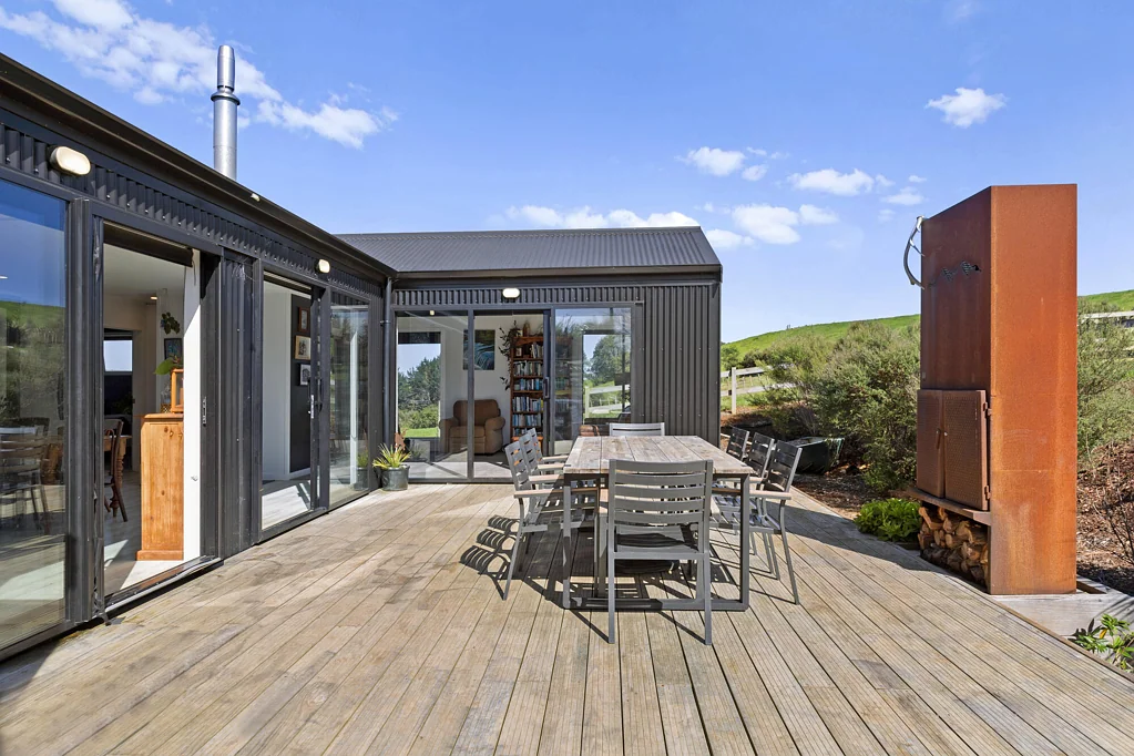 Raglan 3 Bedroom Modern lifestyle with shed and income potential