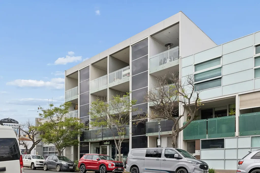 Adelaide 2ਬੈੱਡਰੂਮ Top Floor Boutique Living with Light-Filled Interiors & City Skyline Views!