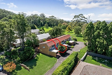 Mount Lofty 2房 公园绿地背靠 宽敞联排别墅 开放式客厅 更新厨房 私人庭院 主卧宽敞 车棚方便 学区便利 Spacious Townhouse In Tightly Held Eastside Quiet Location – Backing onto Parkland