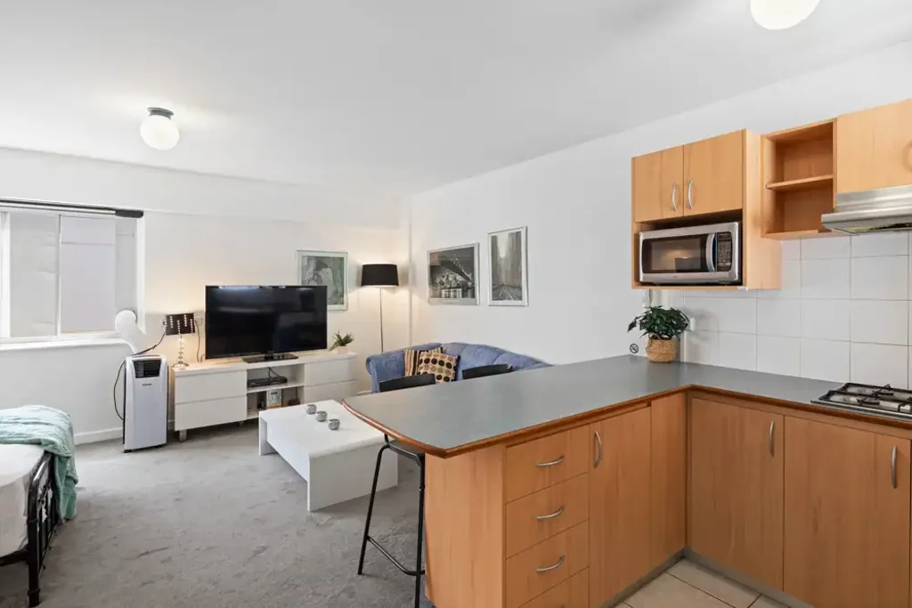 East Perth Sleek Studio Apartment in Prime Location – Move-In Ready!