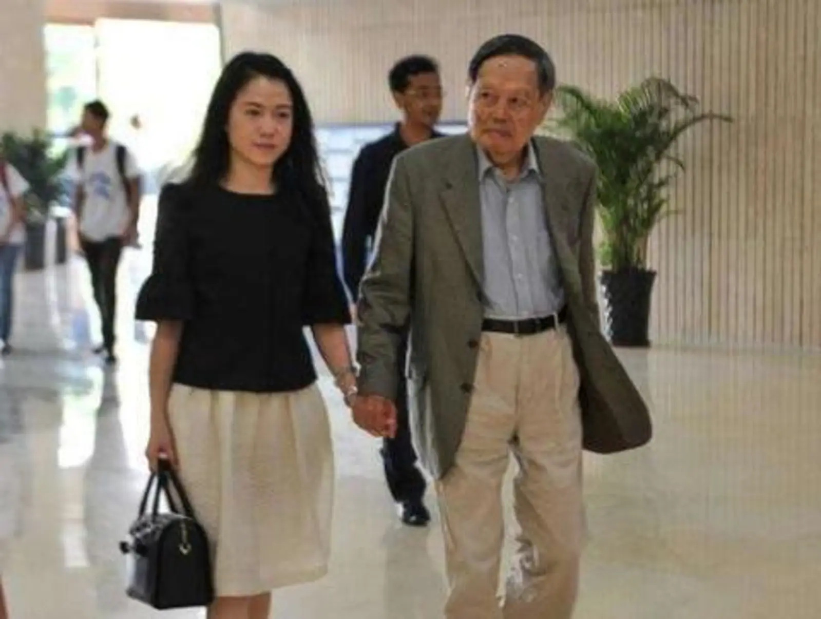 43岁翁帆与96岁杨振宁近照曝光 双手紧握恩爱幸福