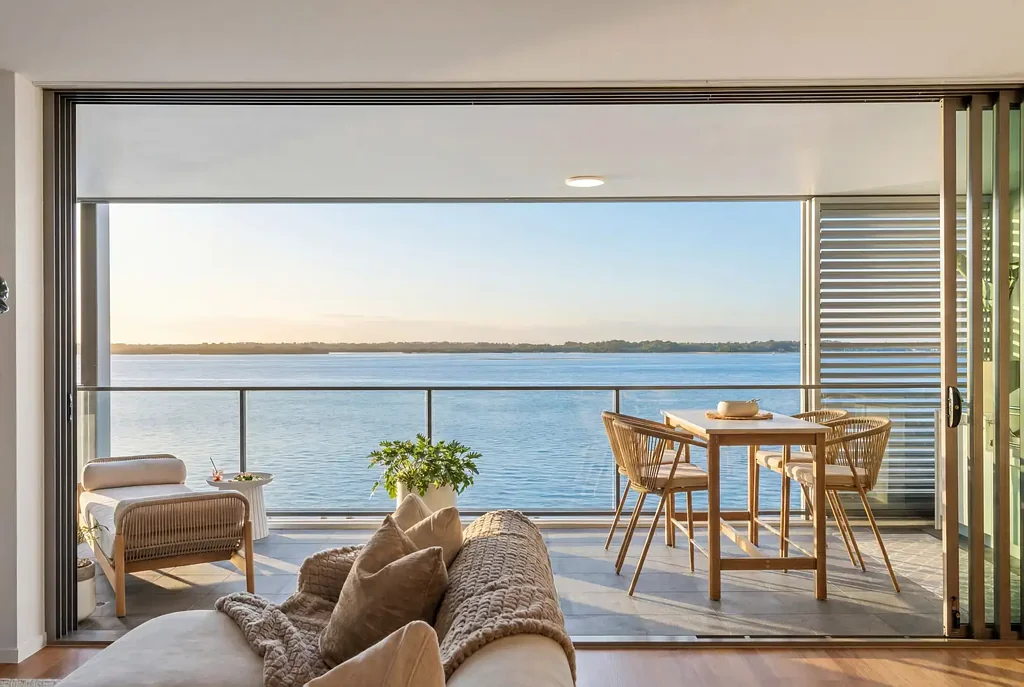 Paradise Point 3 Slaapkamer Luxuriously Renovated Third-Floor Haven Revealing Breathtaking Broadwater Views!