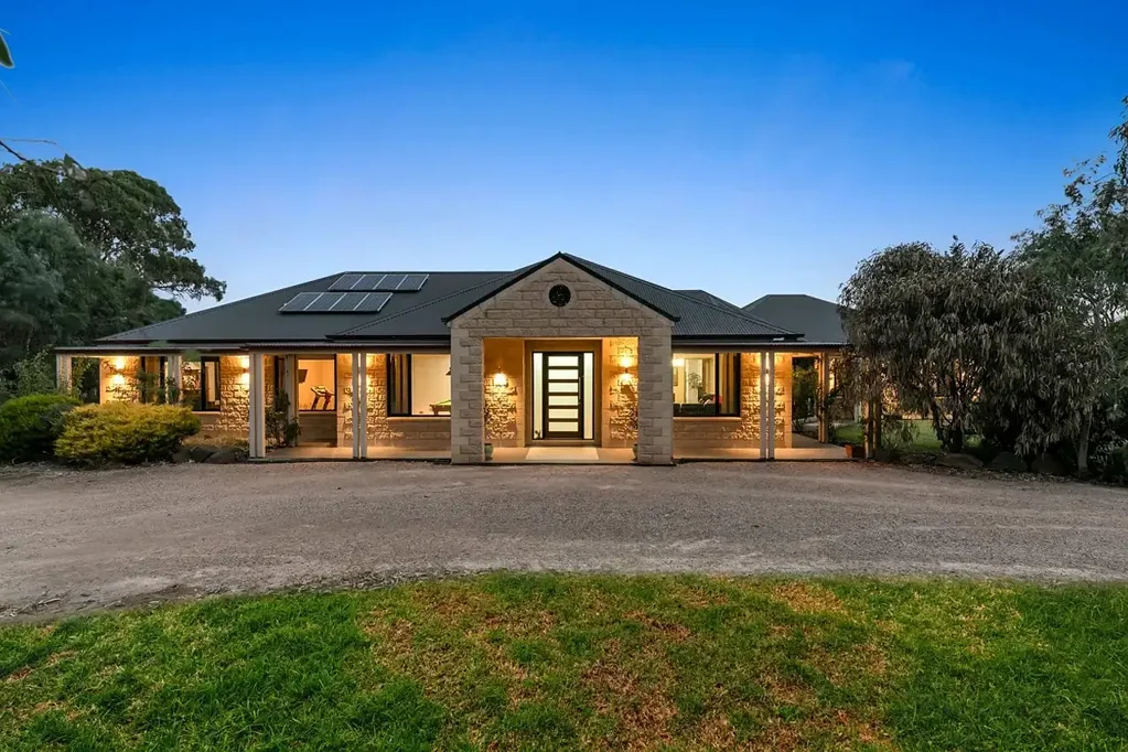 Mickleham 5બેડરૂમ A Rare Art Deco Estate on 4.52 Acres of Timeless Elegance