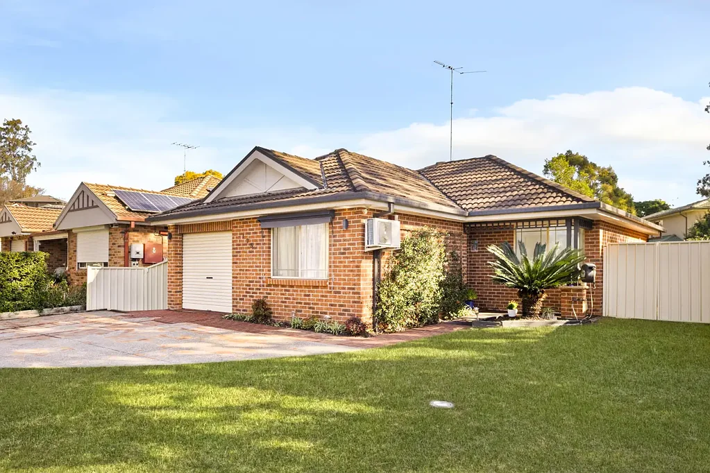 Quakers Hill 4ห้องนอน East Facing - Prime Family Home on Generous 451sqm Block & 14 Minute Walking Distance to Quakers Hill East Public School and Quakers Hill High School!