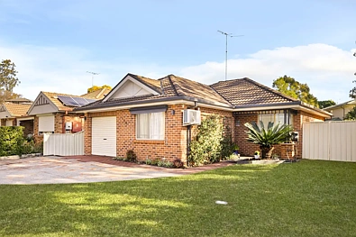 Quakers Hill 3房 朝东 - 优质家庭住宅，占地宽敞的451平方米地块，步行14分钟即可到达 Quakers Hill East Public School 和 Quakers Hill High School！ East Facing - Prime Family Home on Generous 451sqm Block & 14 Minute Walking Distance to Quakers Hill East Public School and Quakers Hill High School!