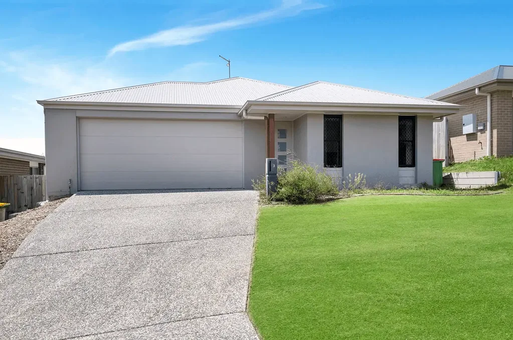 4 BEDROOM MODERN & SPACIOUS SINGLE LEVEL FAMILY HOME