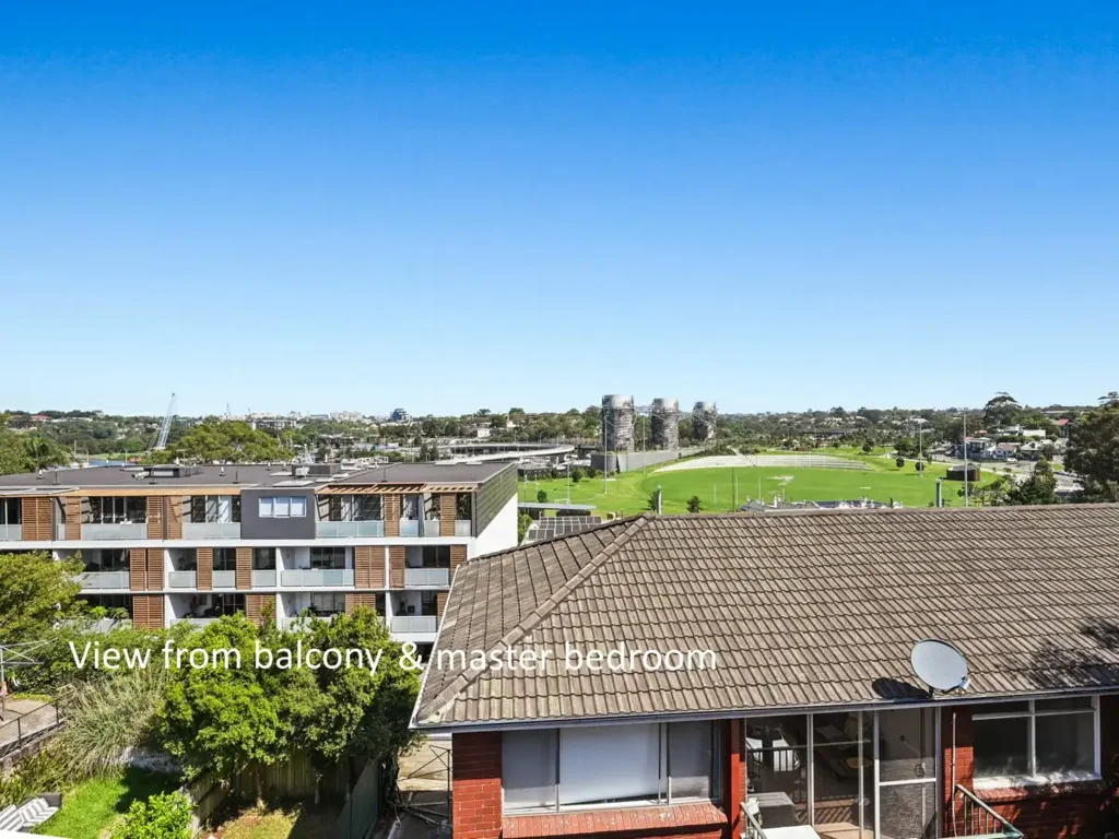 Rozelle 2房 黄金地段 便捷交通 砖砌建筑 精品公寓 自然采光 全宽落地门 东向水景阳台 宠物友好 现场车位 Abundant Natural Light, Elegant Timber Floors, Low Maintenance