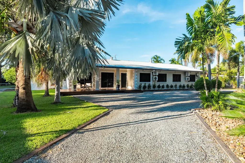 Alligator Creek 7房  Expansive Family Retreat with Shed, Landscaped Gardens, Huge Space and Scenic Mountain Views!