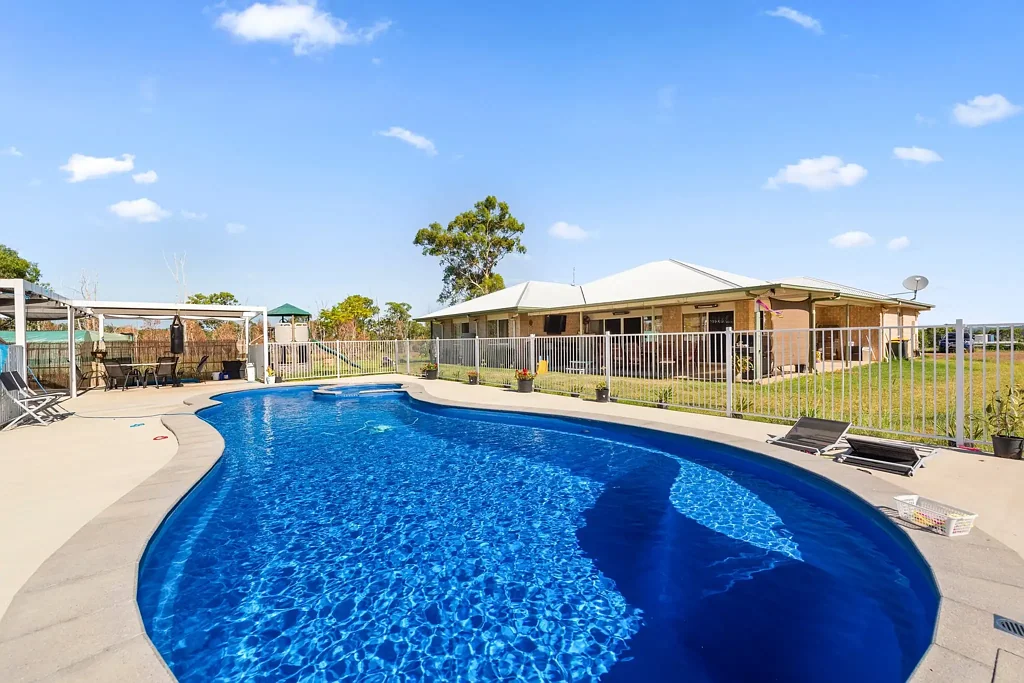 Ellangowan Beautiful Home, Stables, Arena, Hay Storage or Truck depot