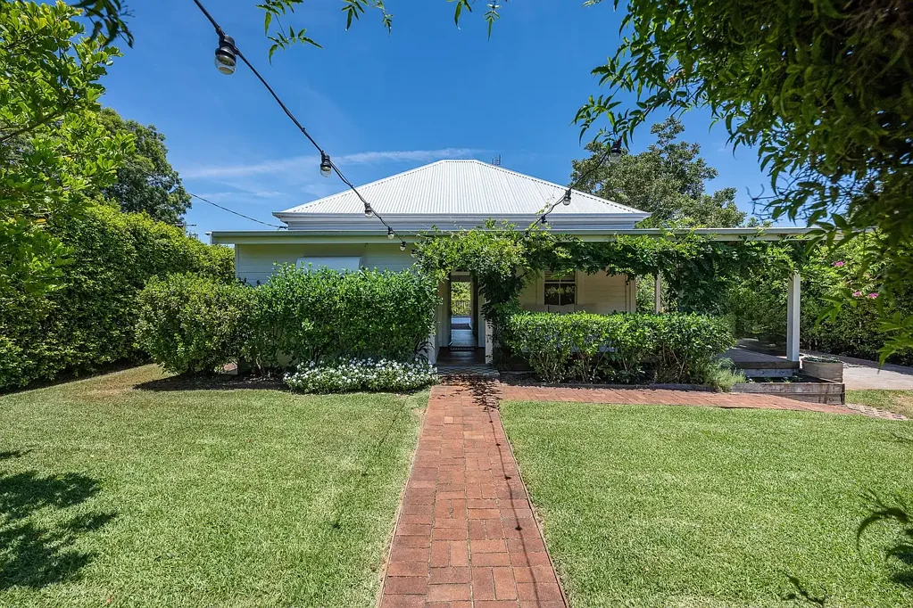Brand New Architecturally Renovated Clunes Cottage – Fully Furnished Hinterland Escape