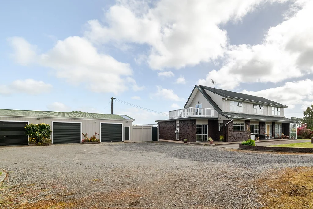 Himatangi 4房  Family Living, Country Charm, Exceptional Sheds!