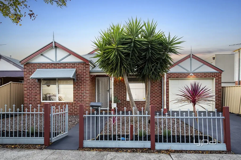 4 Gairdners Pass, Caroline Springs, VIC 3023