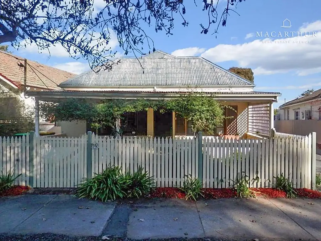 Versatile Family Home Opposite Wollundry Lagoon