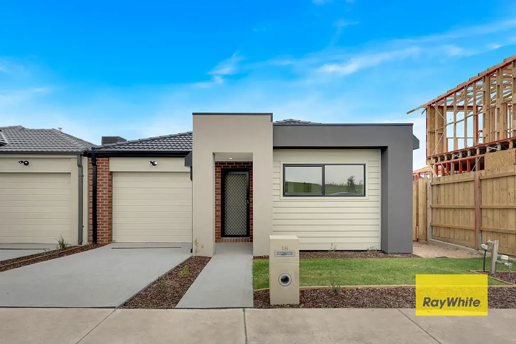 4 BEDROOM WITH TWO LIVING AREAS