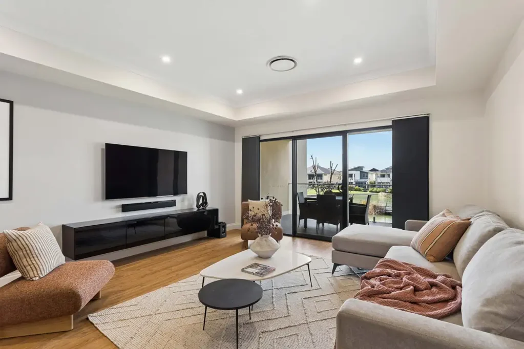 Mawson Lakes 4Zimmer Elevated Living at Its Finest!