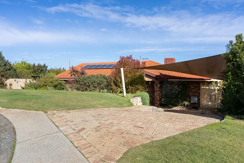 Large 4 x 2 Family Home with Muliple Living Areas