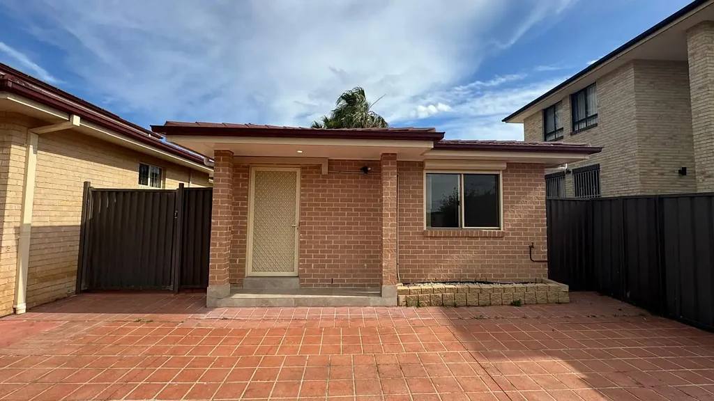 GRANNY FLAT WITH PARKING AT FRONT