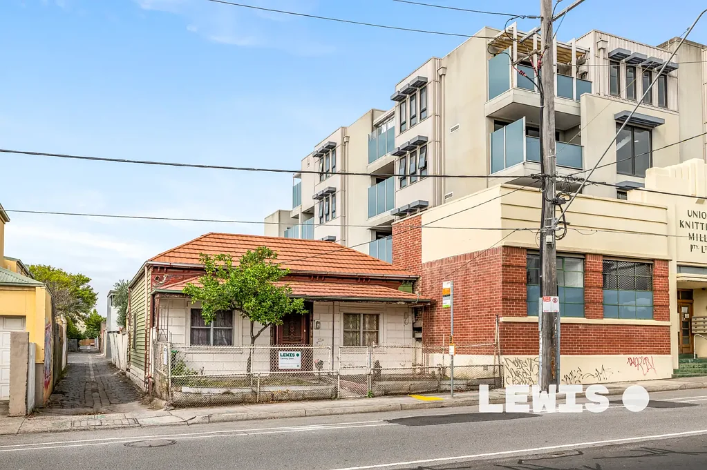 Coburg 3房 步行可达生活  公交车站近邻  火车站旁  超市环绕  活力商圈  翻新潜力大  珍贵蓝筹物业 First Time Offered in 40 Years