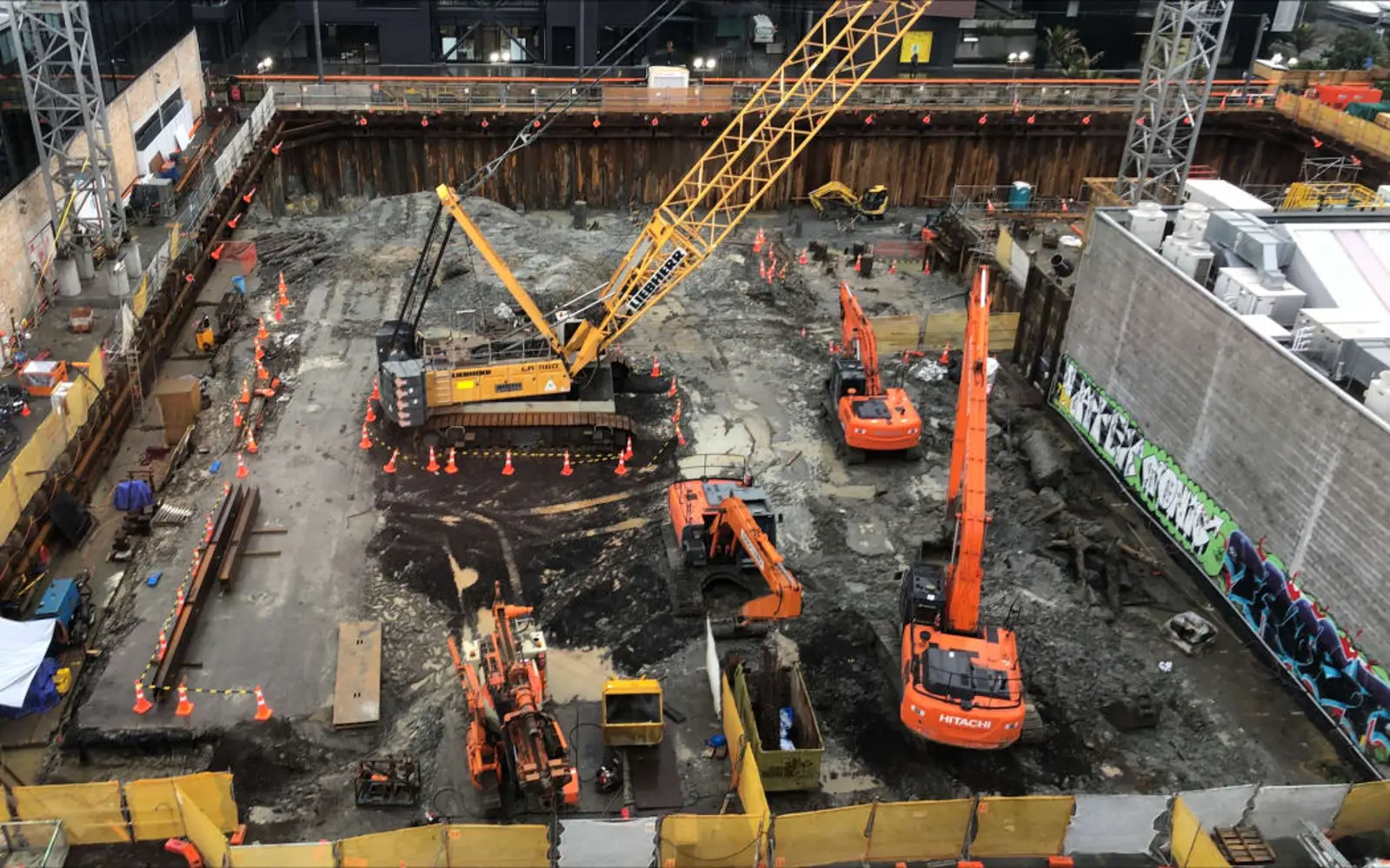 奥克兰市中心工地今晨爆炸,五人受伤,消防、医护、警方抵达现场