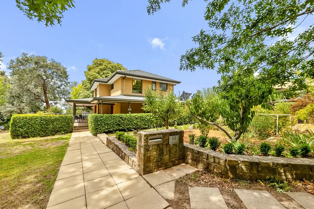 Narrabundah 3Zimmer Exceptional Fully Renovated & Extended Residence, with Loads of Street Appeal!