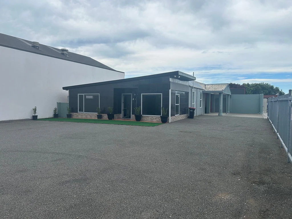 Greenmeadows Trade retail, prime location - leasing