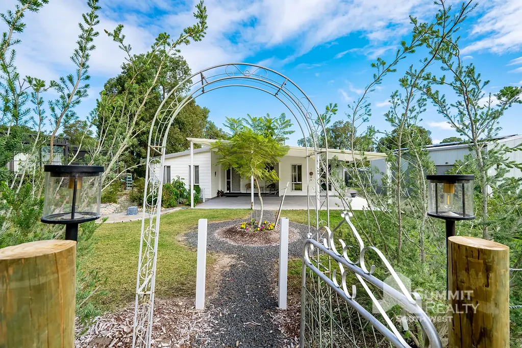 Myalup 4 Bedroom Tranquil Living on the Lake's Edge