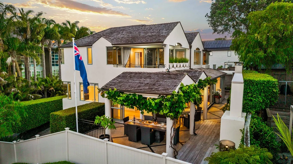 Takapuna 4房 业主换小房，定价出售！步行海滩+名校网，机会不容错过！ Motivated vendors, priced to sell!