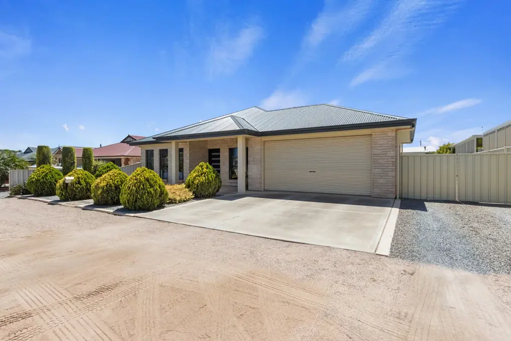 Wallaroo 3 Bedroom Move-In Ready Home with Huge Shed Access